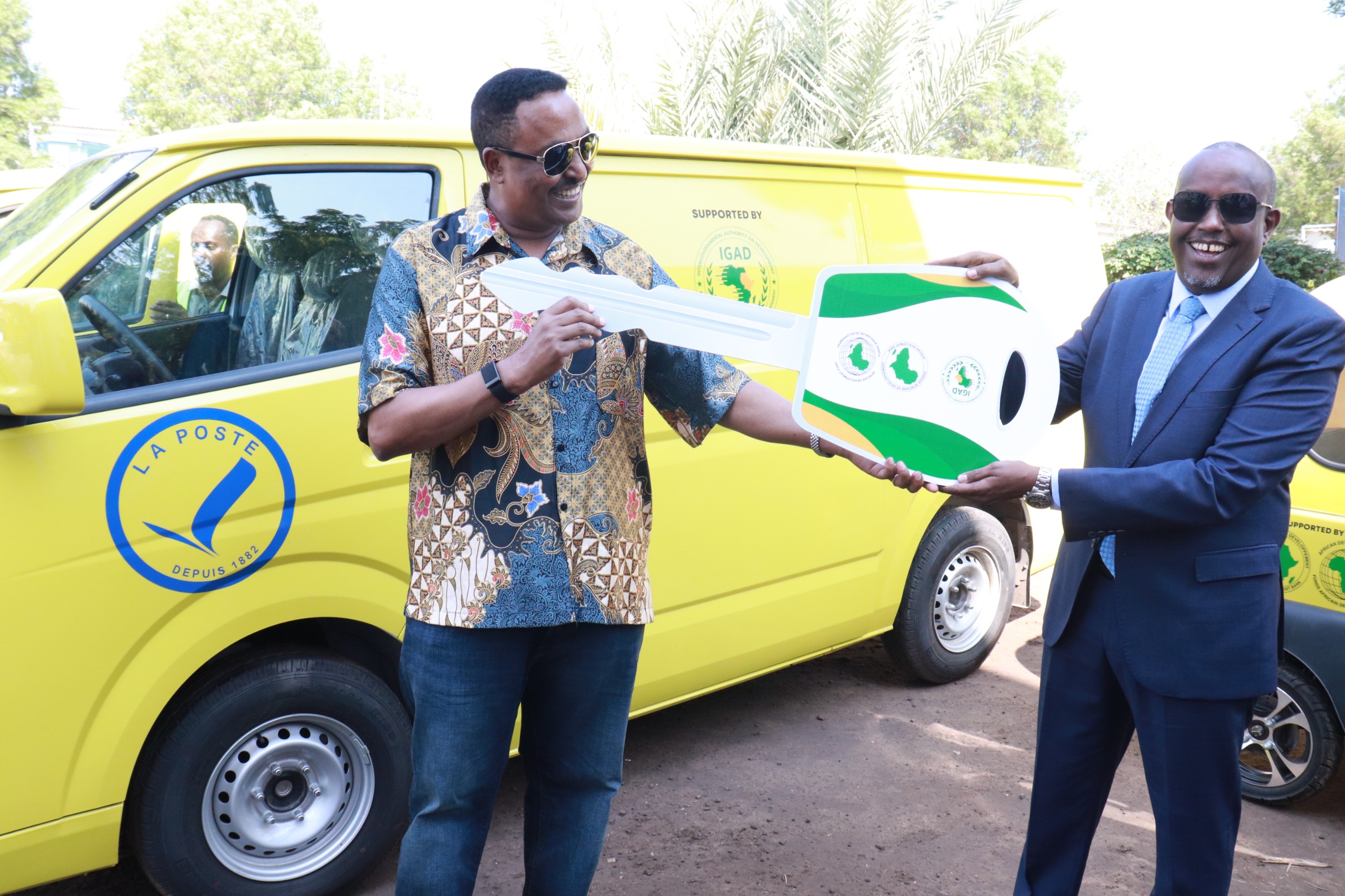 Le ministre de la Communication préside la cérémonie de réception d'une flotte de véhicules et de motocyclettes