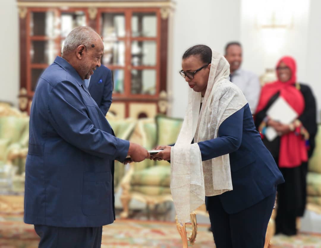 Le Président Guelleh reçoit le rapport annuel 2022-2023 de la Cour des Comptes