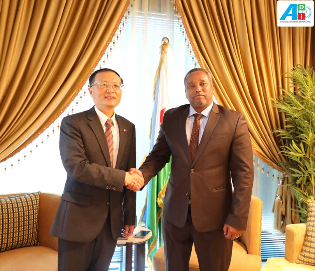 Le ministre Yonis Ali Guedi et l’ambassadeur Hu Bin discutent d’une coopération minière verte entre Djibouti et la Chine