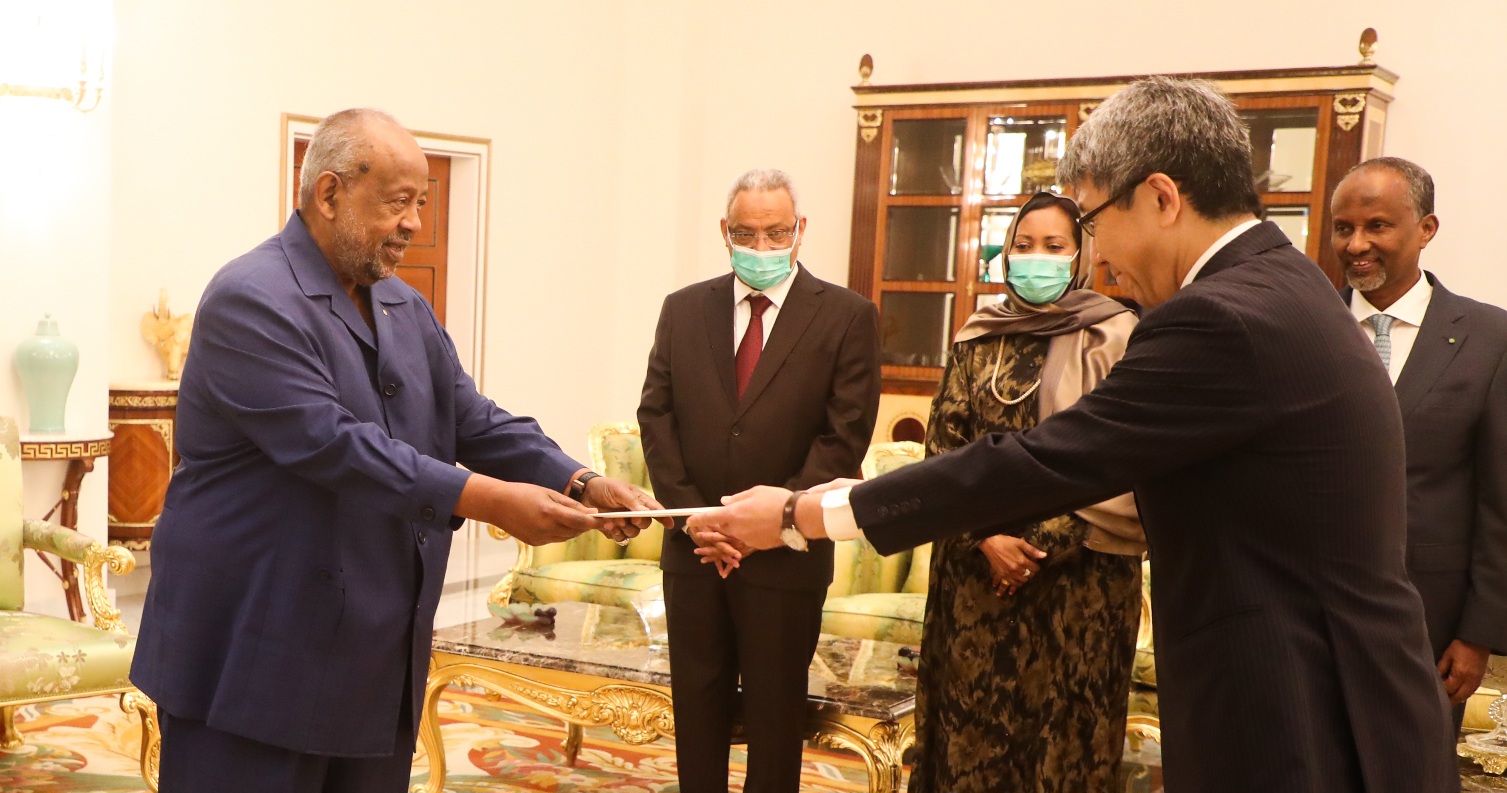 Le Président Guelleh reçoit les Lettres de Créances de deux nouveaux Ambassadeurs affectés auprès de notre pays