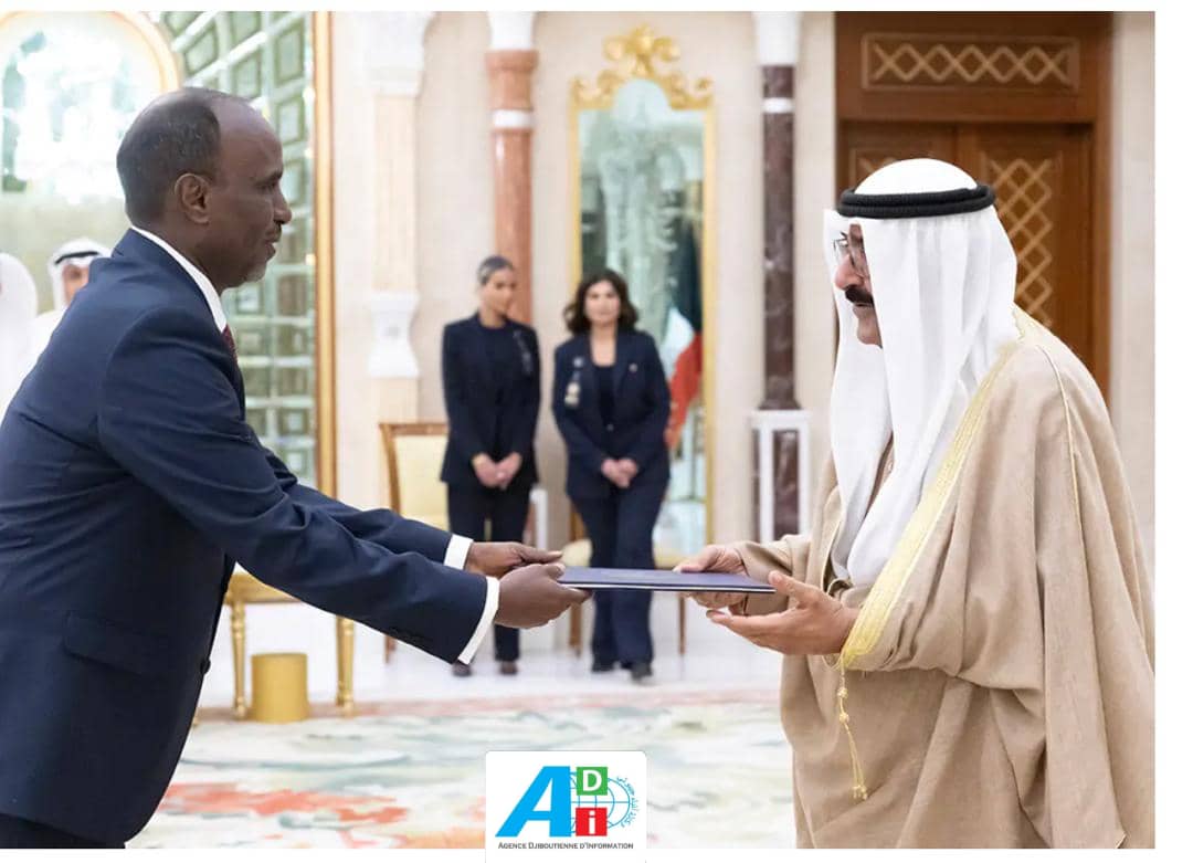 L'ambassadeur Issa Khaireh Robleh remet ses lettres de cŕéances à l'émir du Koweït Cheick Mishal Al-Ahmed Al-Jaber Al-Sabah