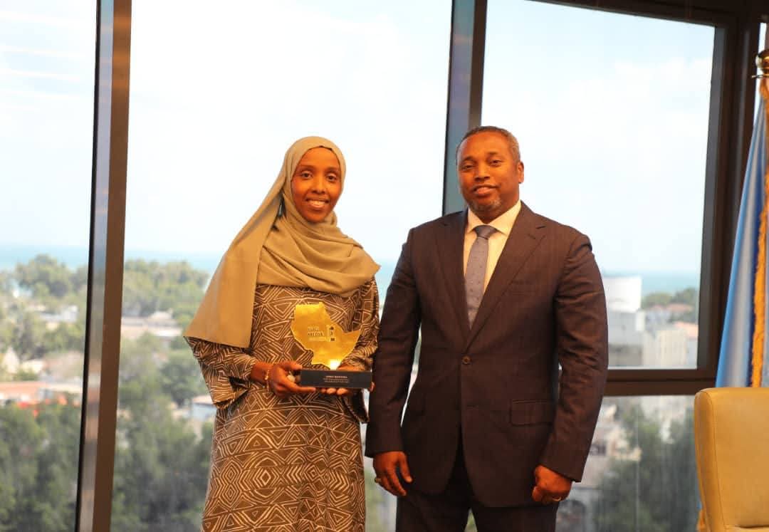 Le ministre de l’Energie félicite Amina Idan Paul, primée aux IGAD Media Awards