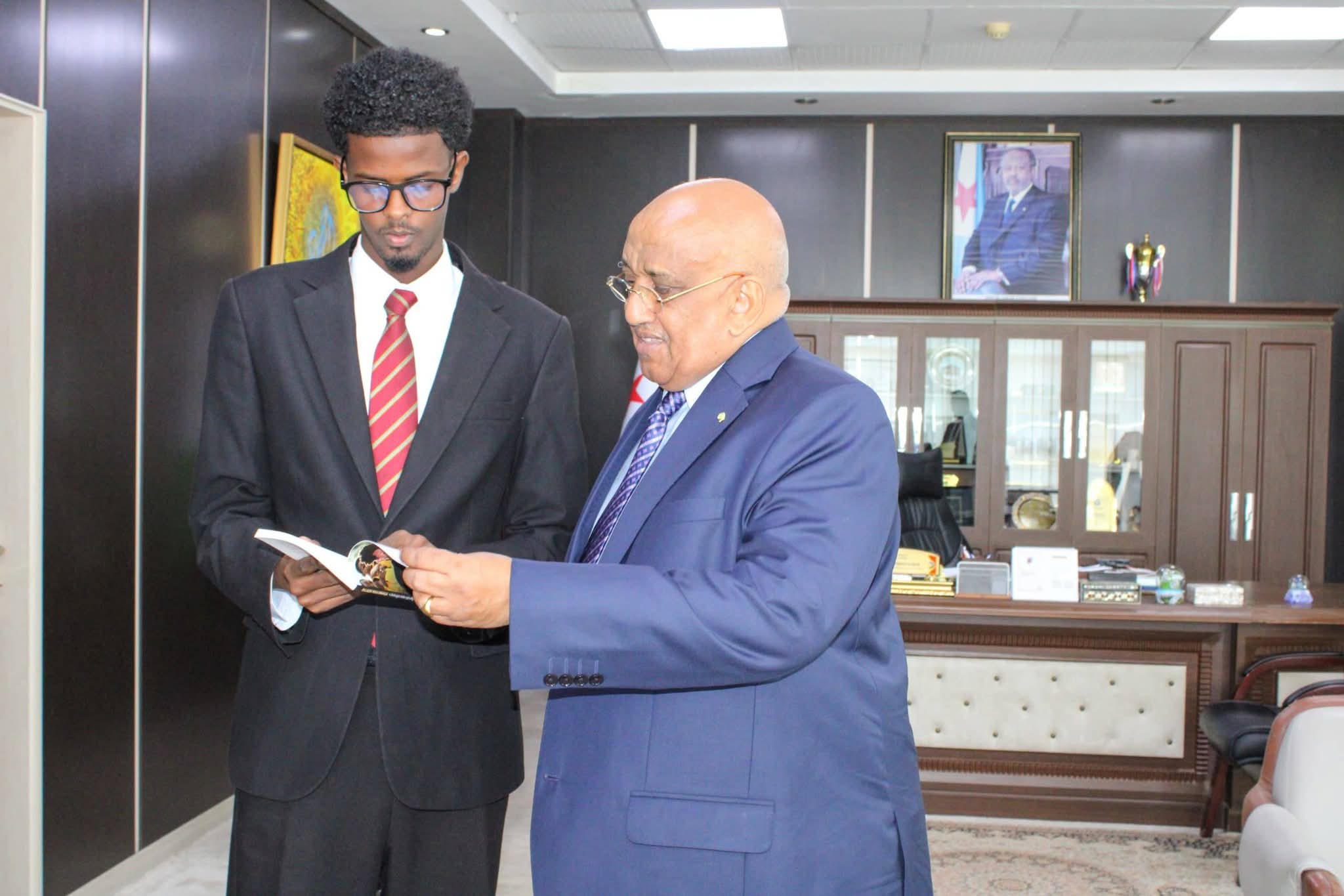 Le président de l’Assemblée nationale reçoit un jeune écrivain somalien