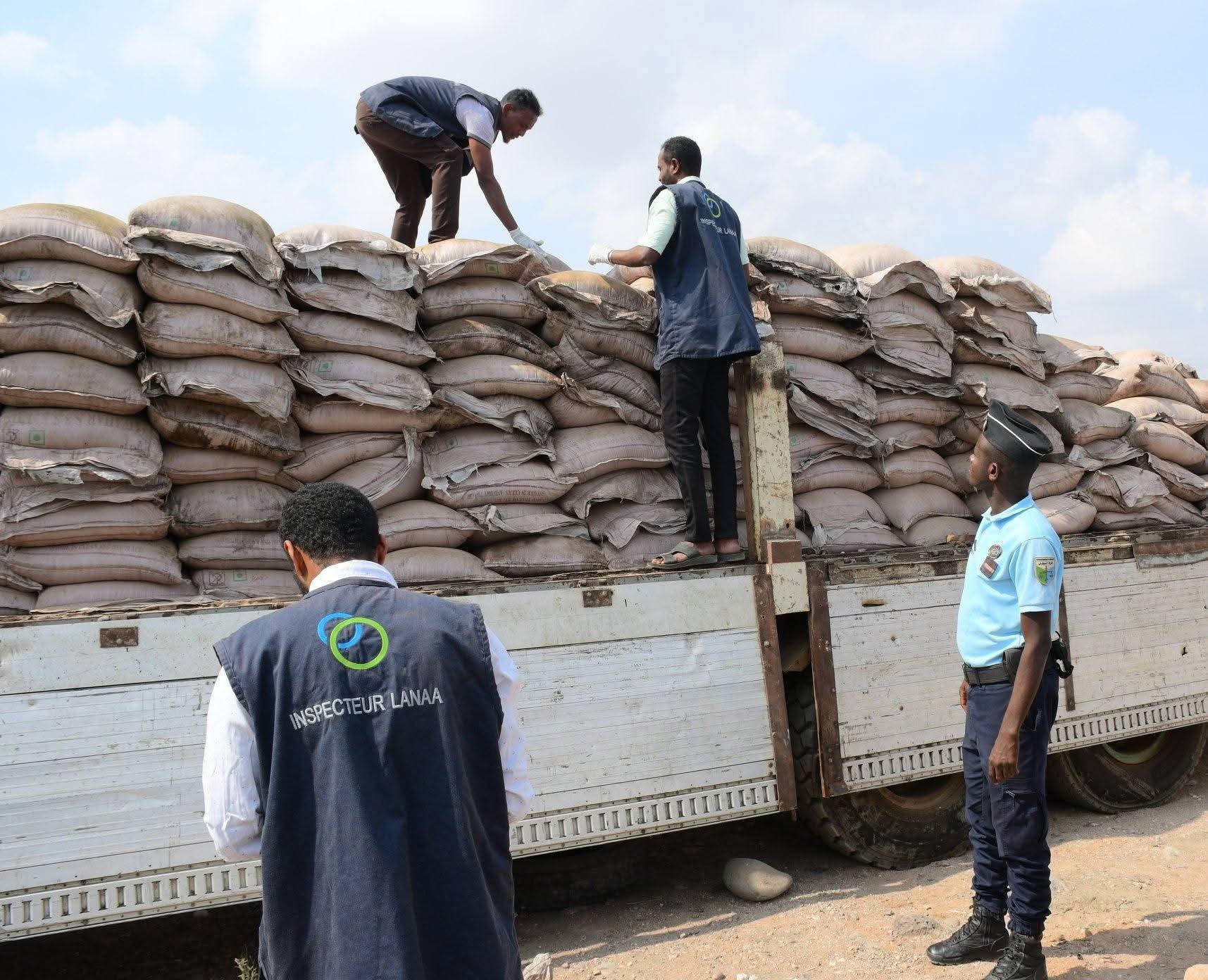 La Gendarmerie intercepte 2 camions transportant des sacs de sucre impropres à la consommation que des individus dénués de scrupules entendsient écouler sur le marché